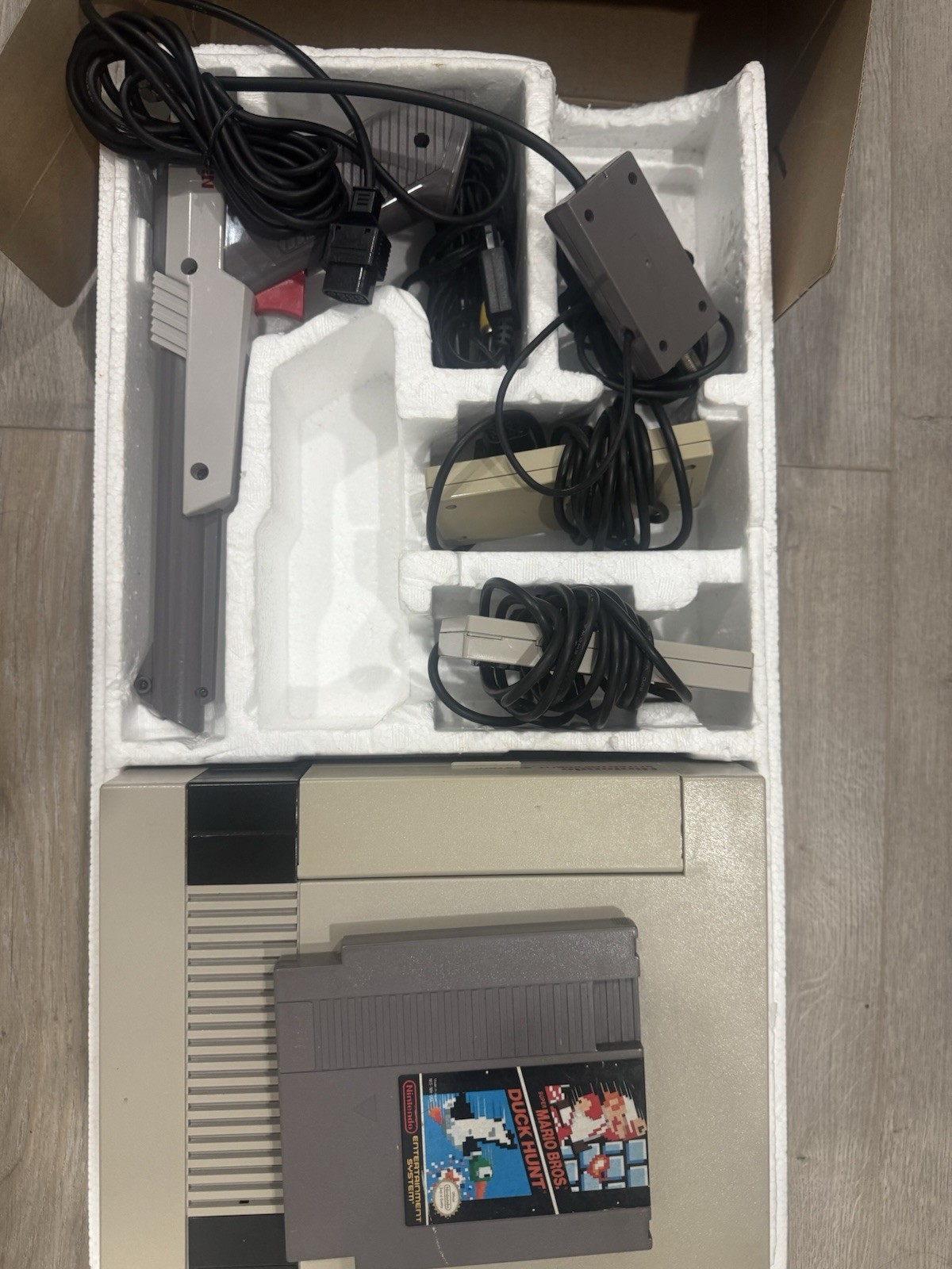 Nintendo NES Action Set Console Gray Black Zapper Light Gun Controllers Game Box