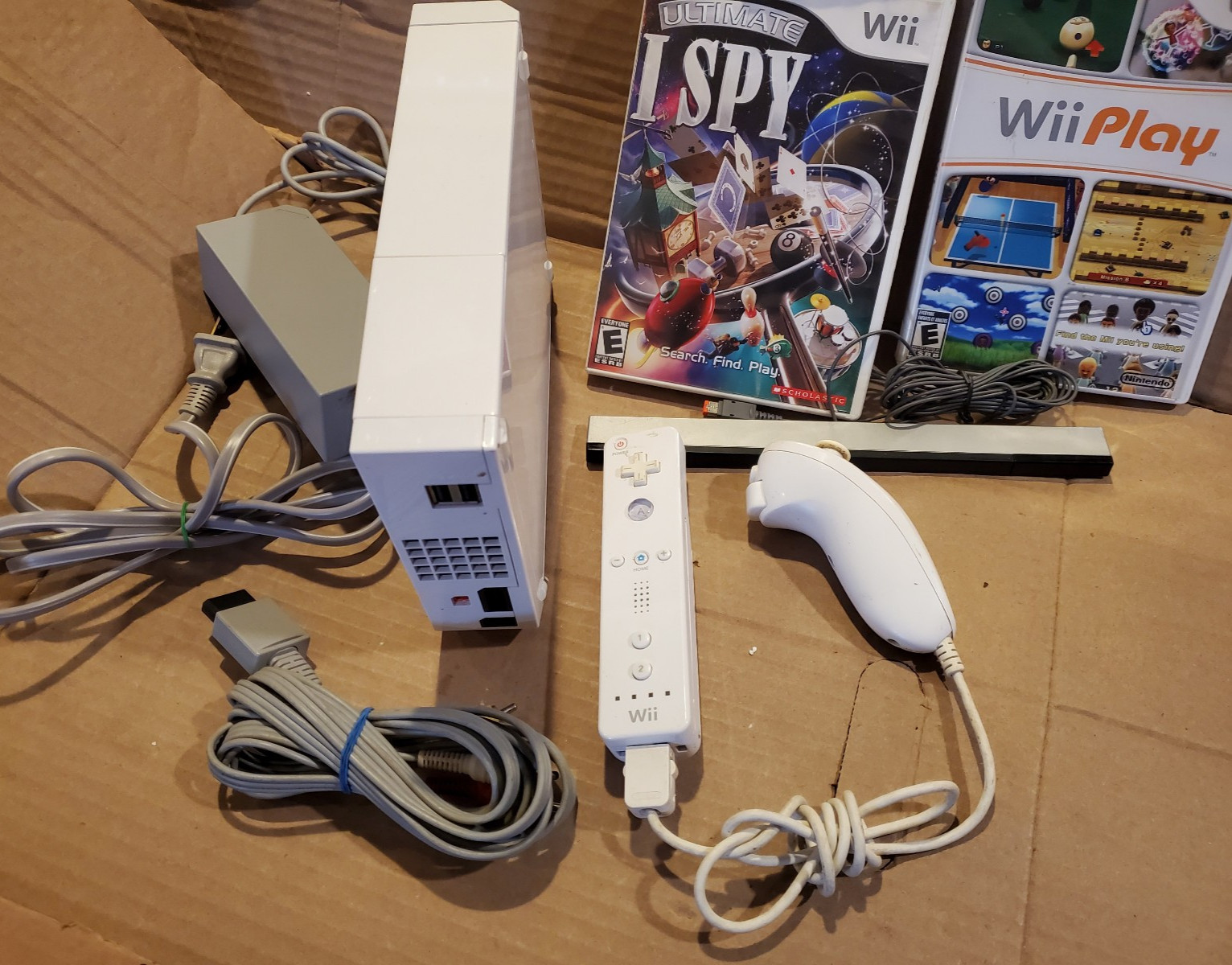 Nintendo Wii Console in White, Gamecube Compatible + games