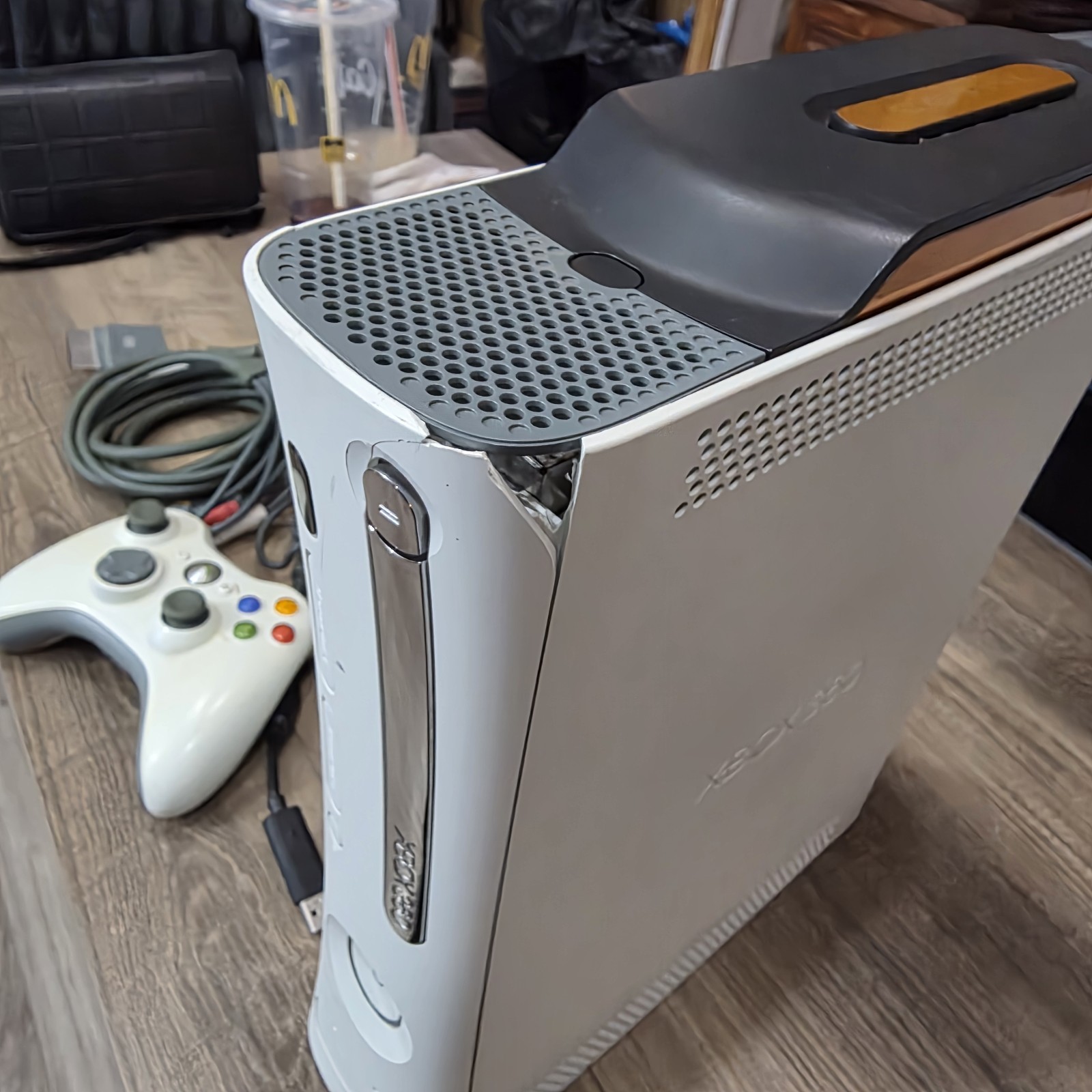 Microsoft Xbox 360 with harddrive Halo Edition w/ Controller and Cables