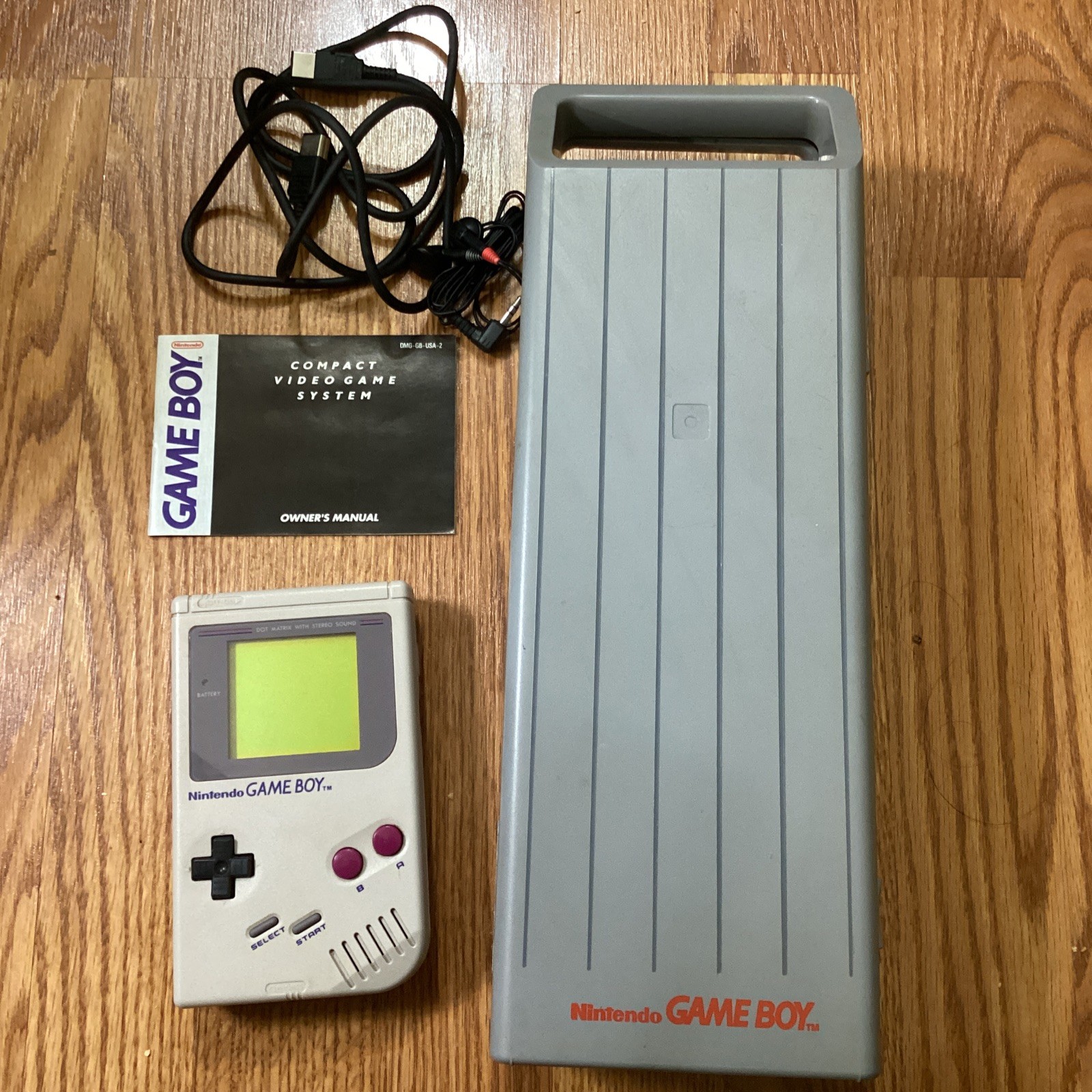 Original Nintendo GameBoy 1989 For Parts/Repair w/Hard Plastic Carrying Case