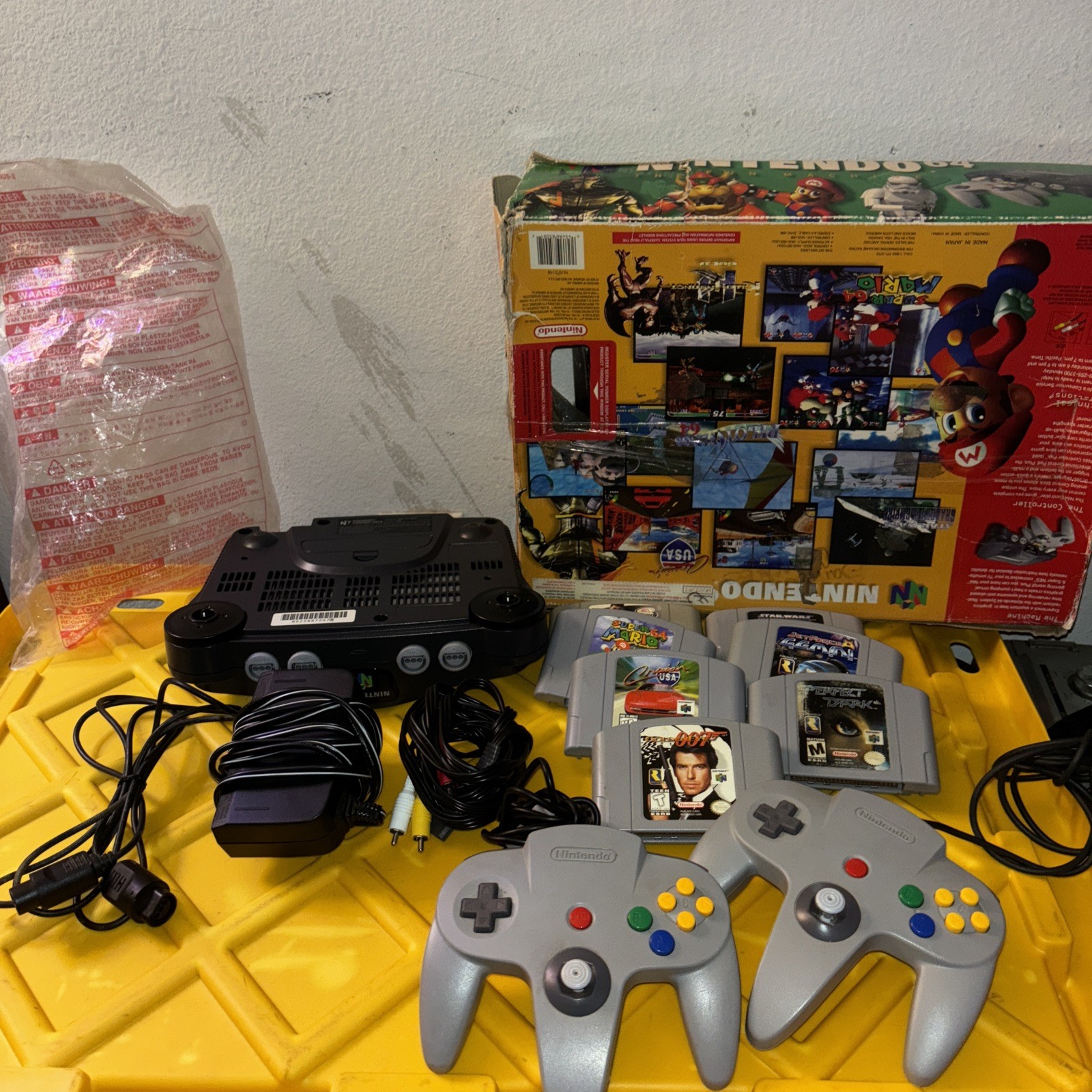 Nintendo64 NUS-001(USA)Console in Box 2 Controllers 1 extension cord64 & 7Games