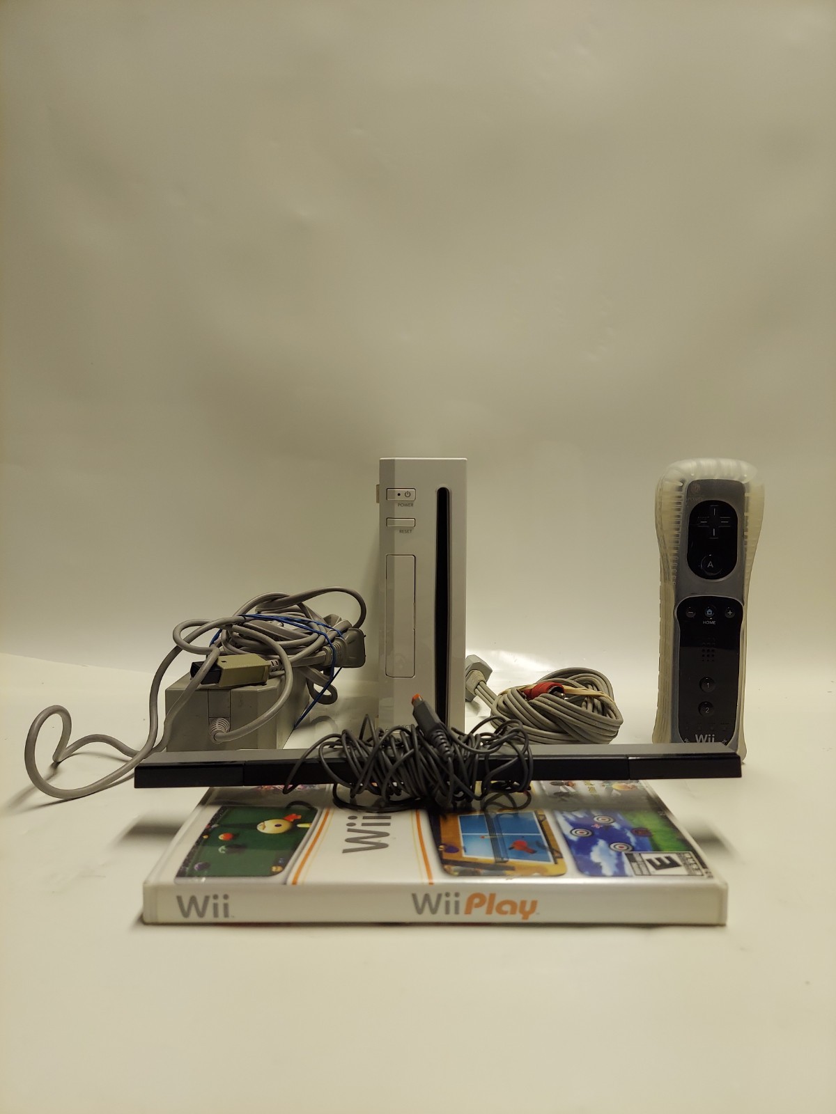 Nintendo Wii Console Bundle w/ Wii Play, Controller, & Cords TESTED