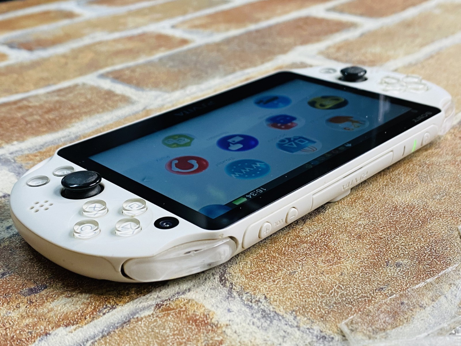 PS Vita Glacier White PCH-2000 SONY PlayStation Japan 8GB Charger 2 Games DDP