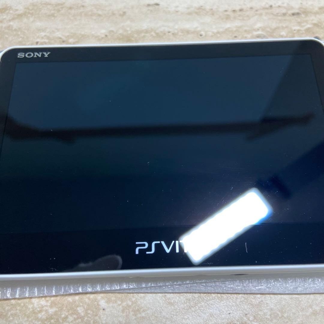 PS Vita PCH-2000 Glacier White Complete in Box Excellent Condition 7038