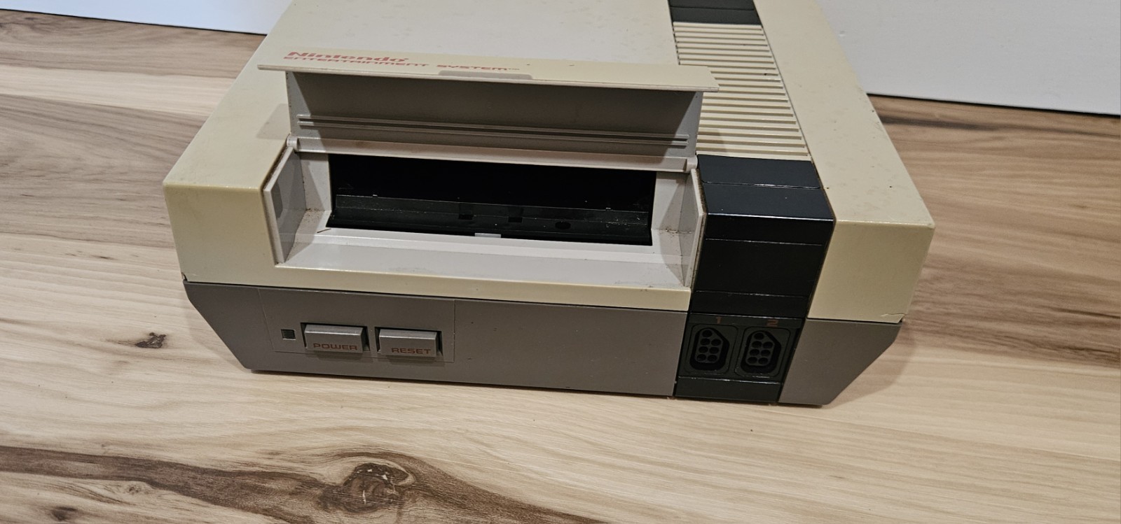 Nintendo NES-001 1985 Sometimes it works other times the red light just blinks.
