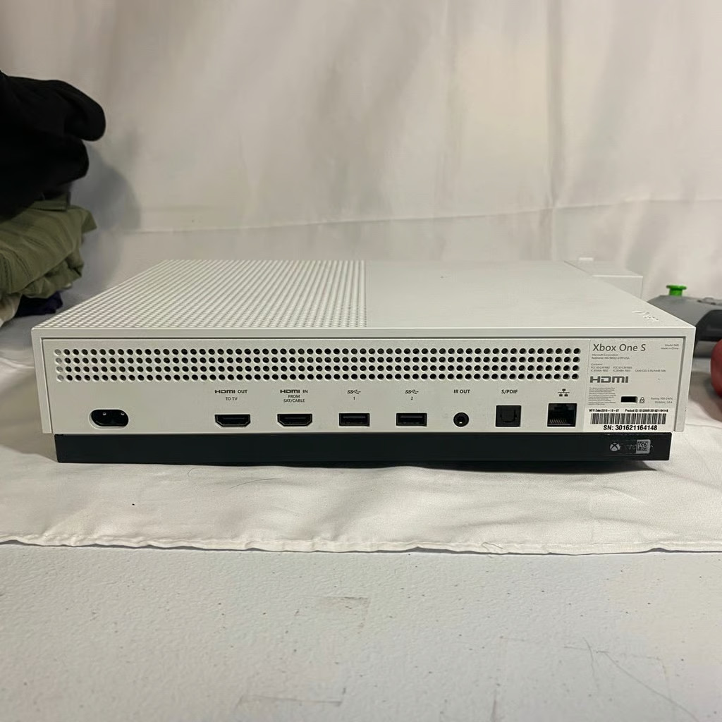 Xbox One S White Bundle 750 GB – 2 Controllers 3 Games