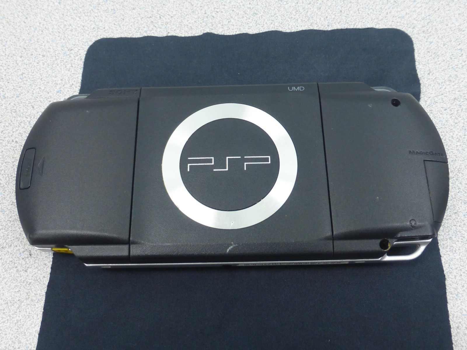 Sony PSP 1001 PARTS or REPAIR – WONT READ GAMES