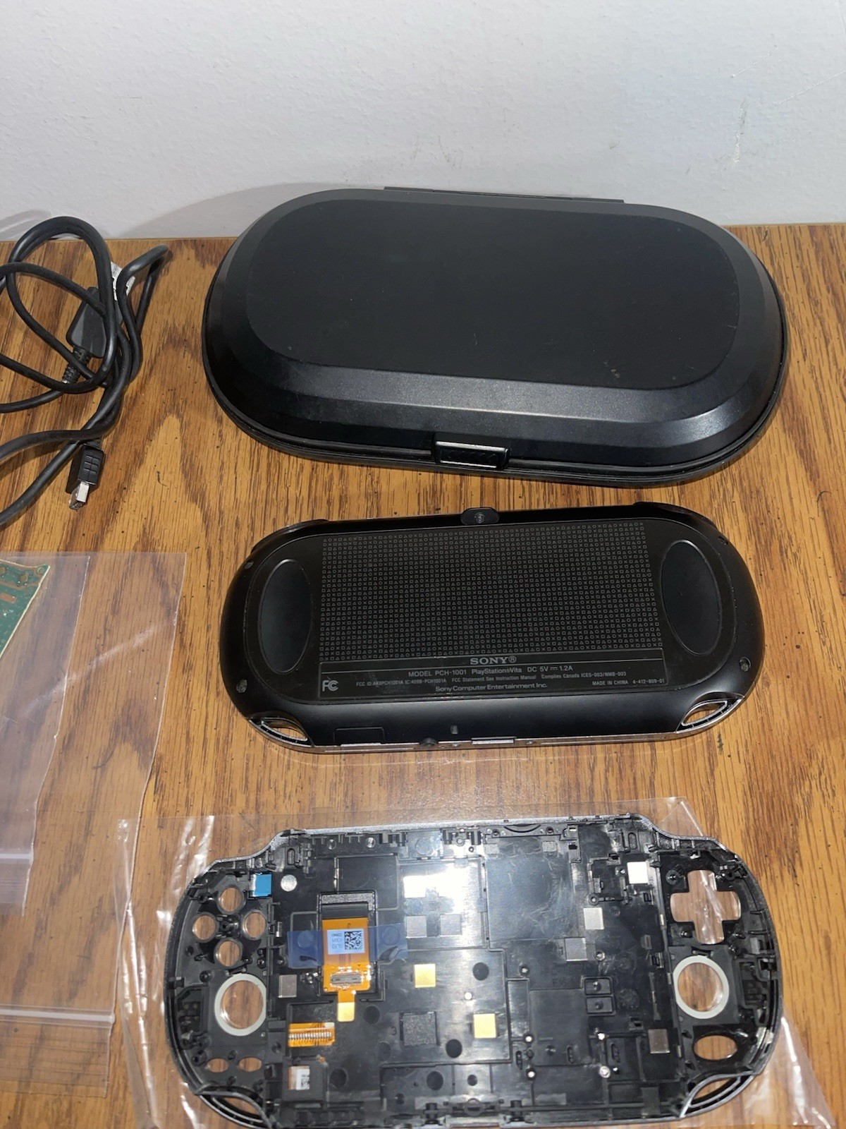 PS Vita PCH-1001 Bundle Console – Charger, RARE Vault Case & 32 Gig Card, 1 Game