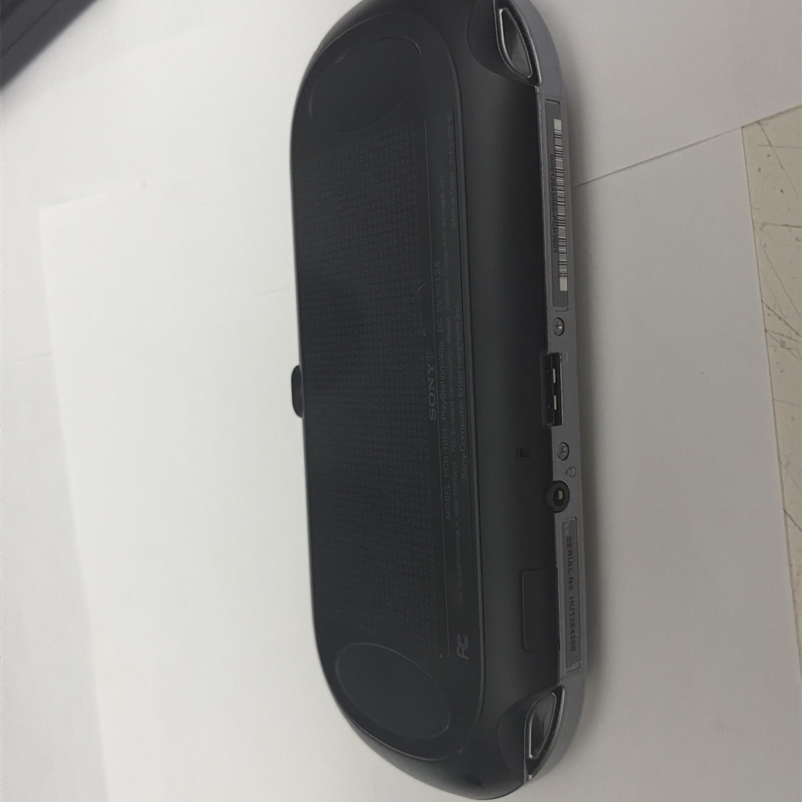 SONY PS VITA HANDHELD – PCH-1001
