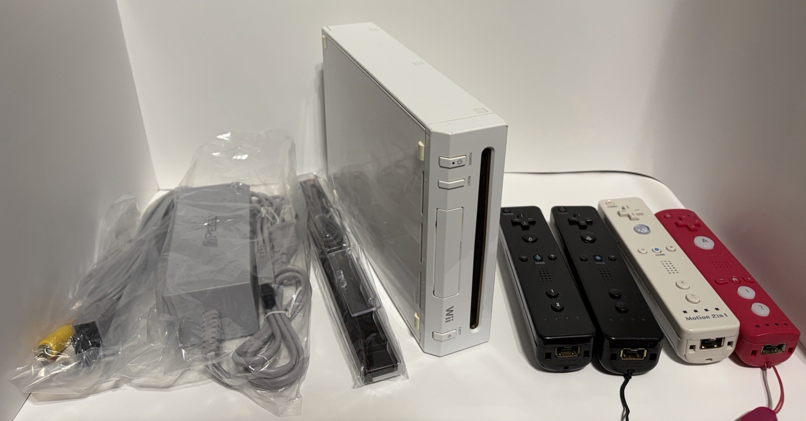 Nintendo Wii RVL-001(USA) White Console, 4 Remotes, Sensor Bar, Cables