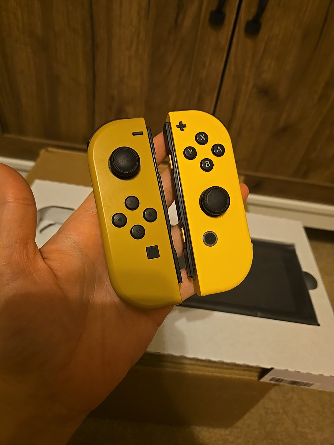 Nintendo Switch – Pokemon Let’s Go Eevee Edition Console w/Poke Ball Plus CIB