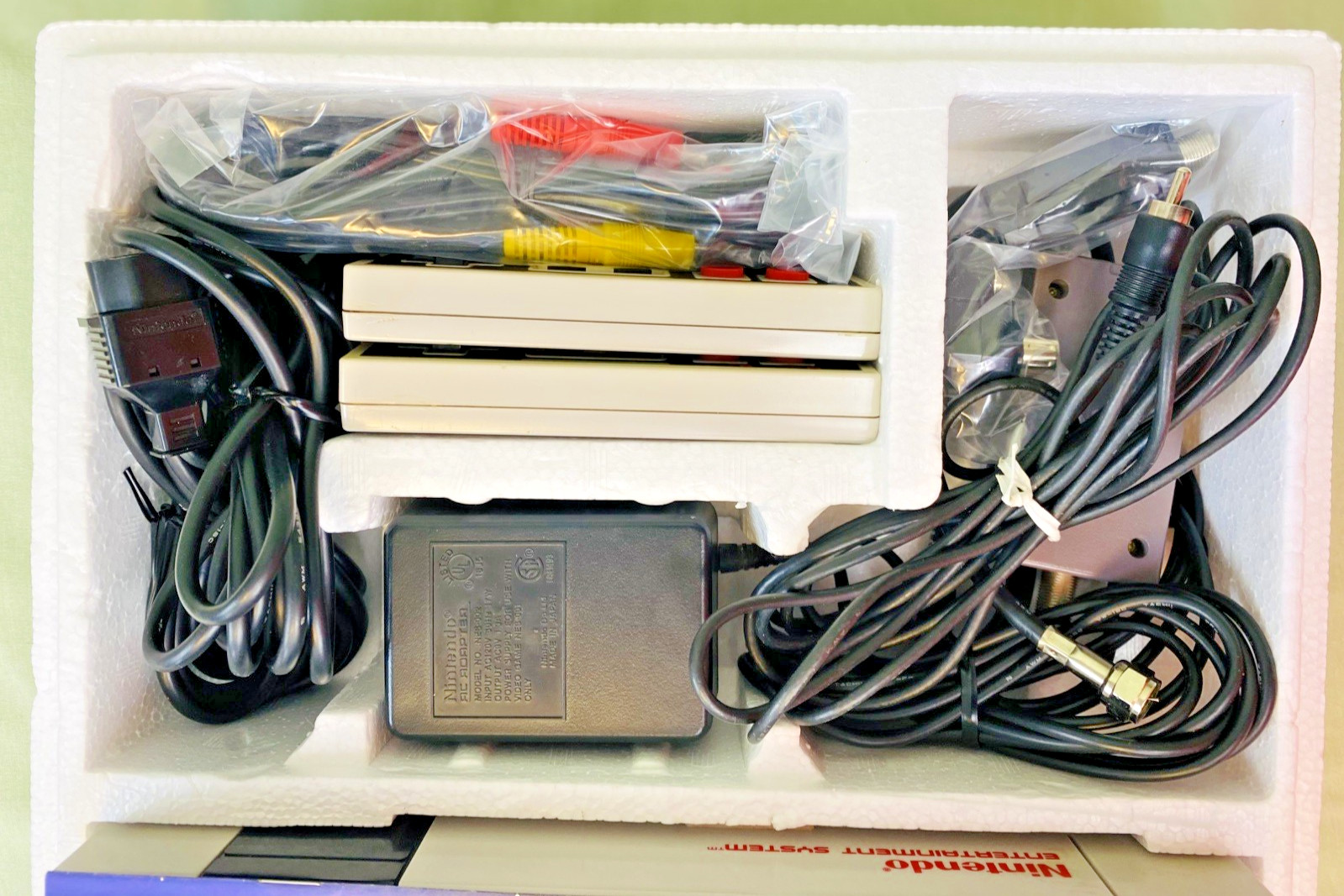 VTG. 1987 NES Nintendo Control Deck w/ Manual, Poster, Controllers & Accessories