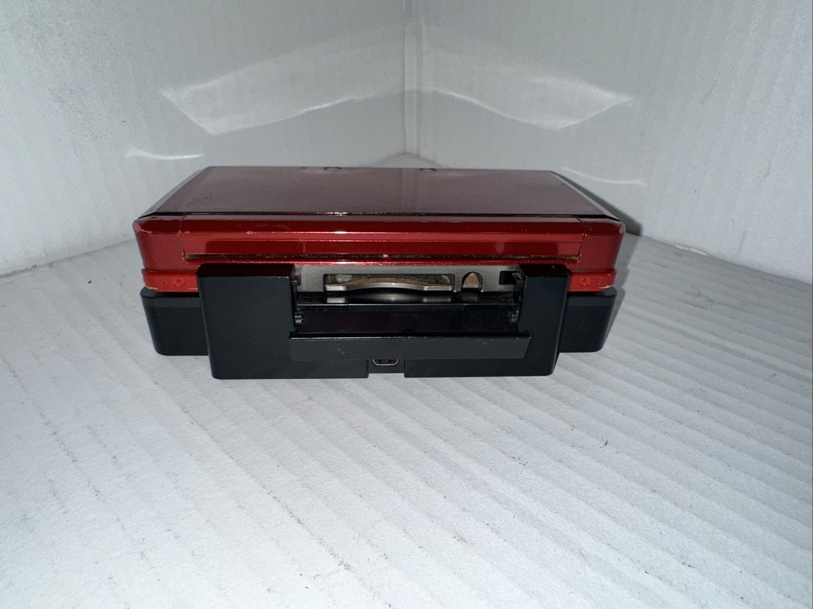 Flame Red Nintendo 3DS – CTR-S-USZ-C0, CTR-001 USA. Won’t power on.
