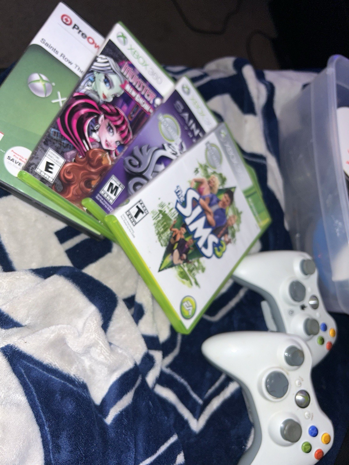 Xbox 360 Games ( 2 Saints Row , Monster High New Ghoul, The Sims) + 2 Controller