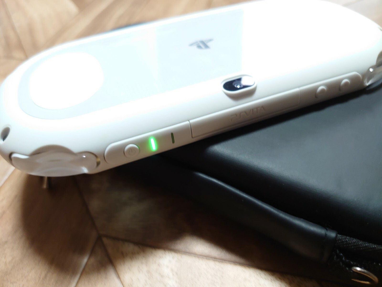 Playstation PS Vita Wi-Fi model PCH-2000ZA22 Glacier White + Pouch