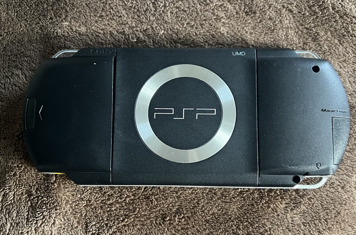 SONY PSP 1001 BLACK BUNDLE **TESTED** 1GB STICK, GAMES