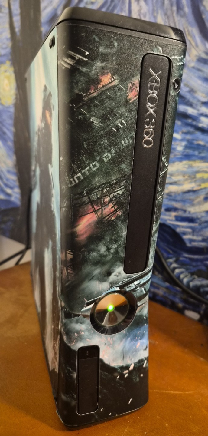 Microsoft Xbox 360 S Console and Kinect 4 GB with Halo 4 skin – Kinect included