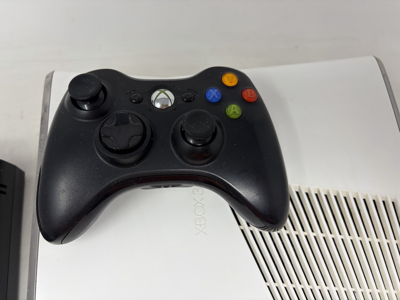 Xbox 360 Slim 250GB White Console With Controller HDMI and Power Cord Working