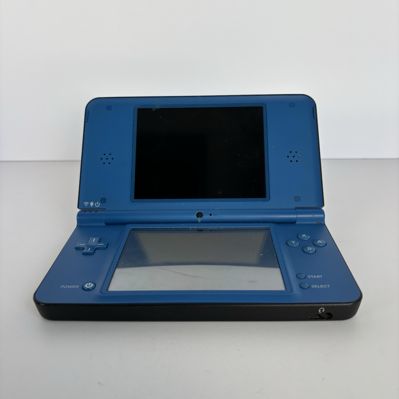 Nintendo DSi XL Handheld System – Midnight Blue Does not power on