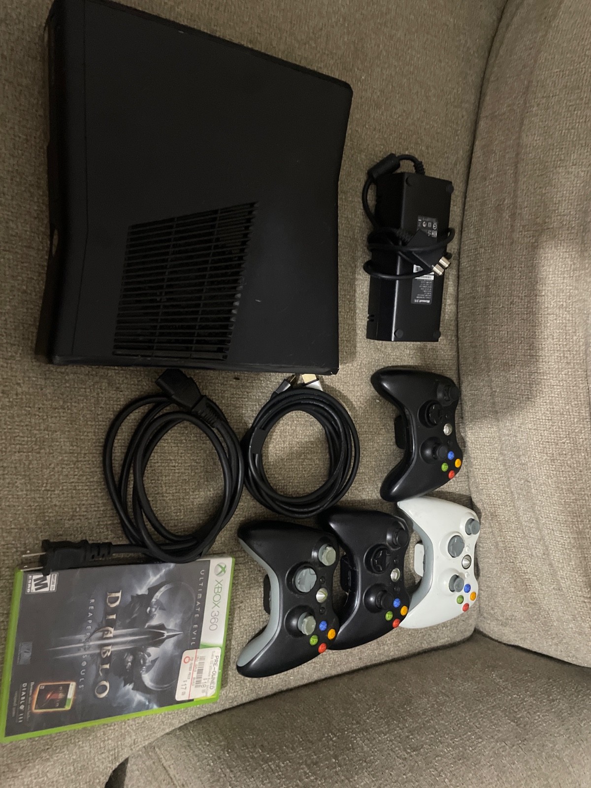 Xbox 360 S Slim Model 1439 Black Console w/ Controllers and Game