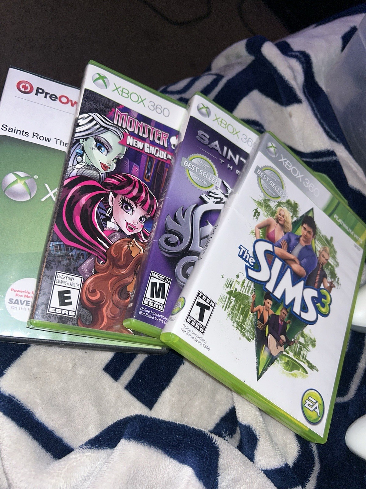 Xbox 360 Games ( 2 Saints Row , Monster High New Ghoul, The Sims) + 2 Controller