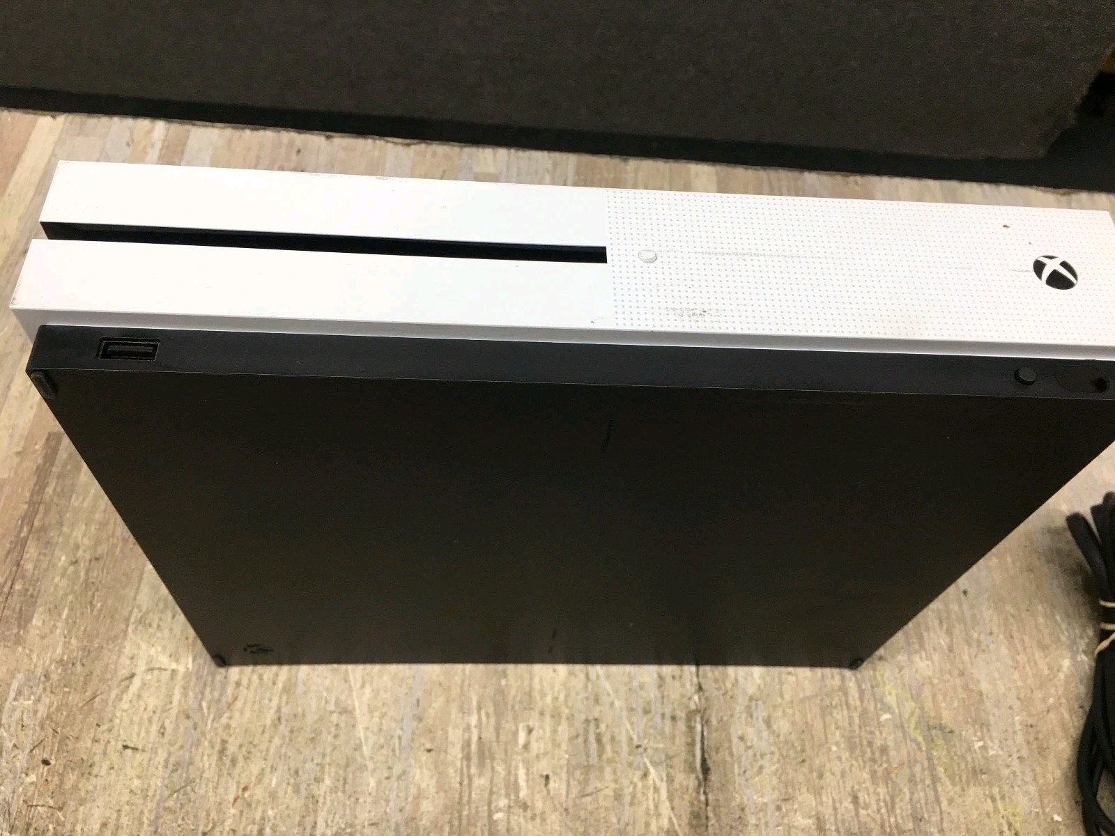 Microsoft Xbox one Gaming Console 1681 1 TB w/ two controller and cable