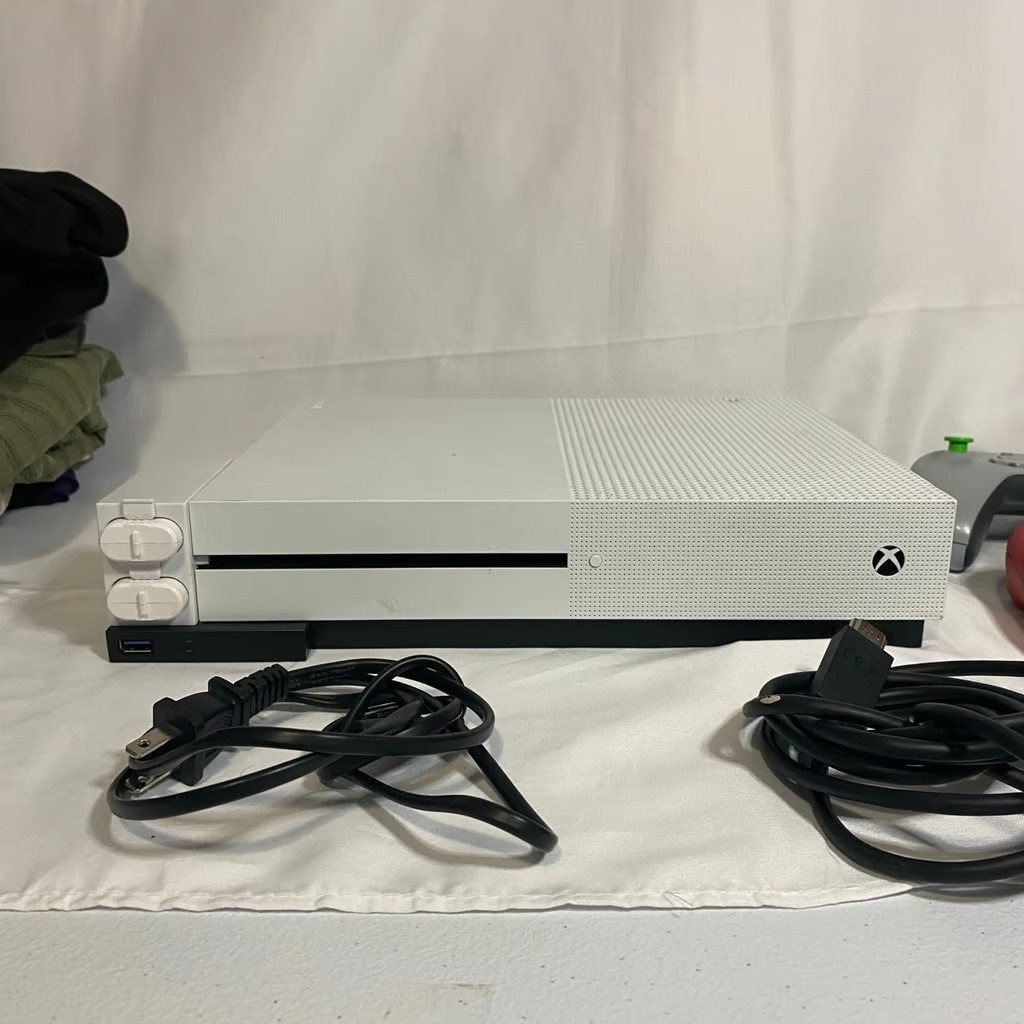 Xbox One S White Bundle 750 GB – 2 Controllers 3 Games