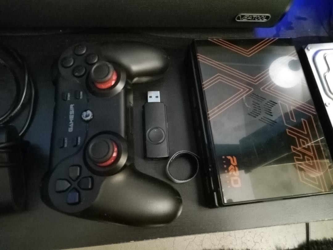 KINHANK X5 PRO RETRO VIDEO GAME CONSOLE W/HD AND CONTROLLER
