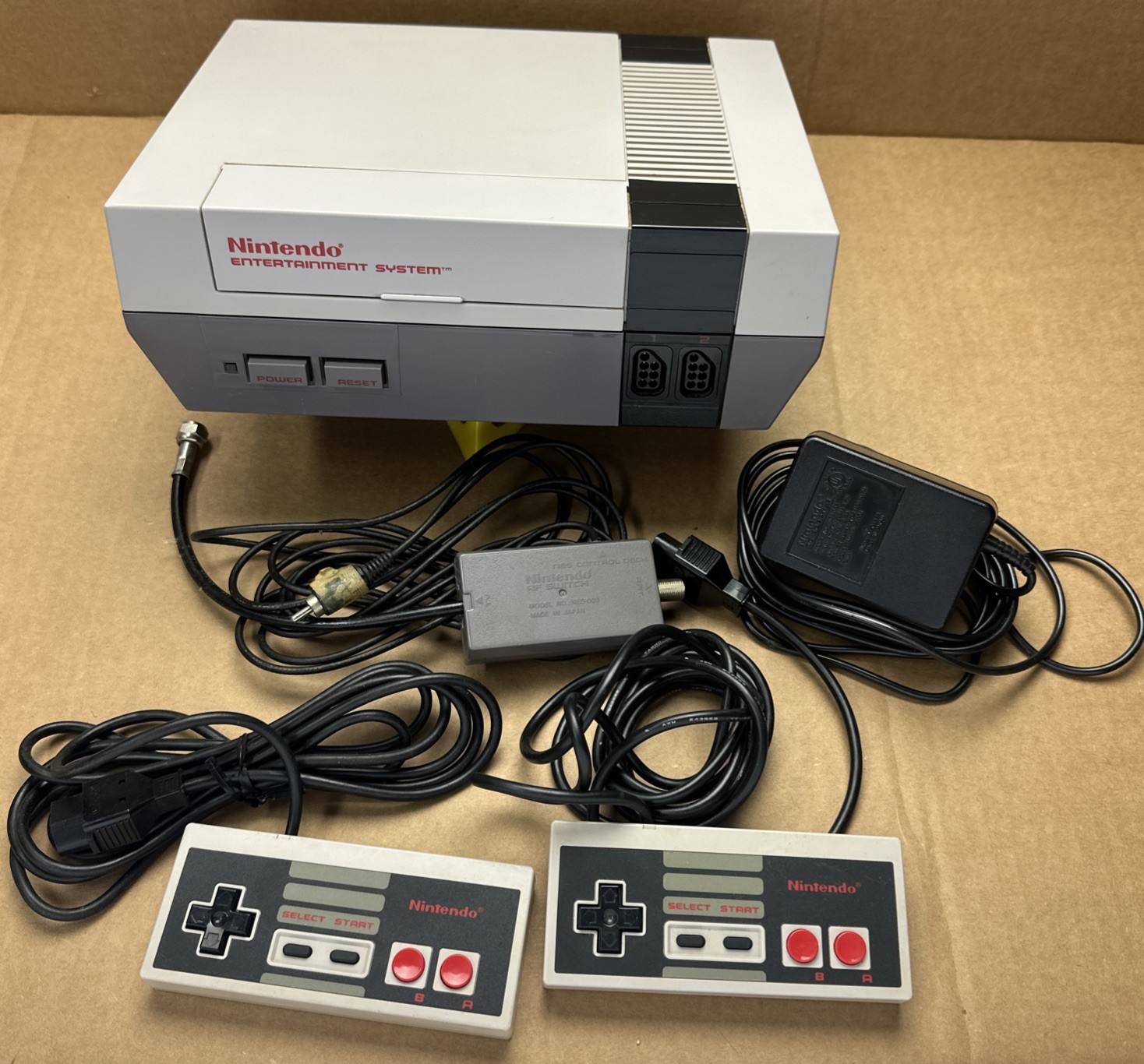 1985 Nintendo System Console Cords 2 Controllers Powers On Not Tested with Game