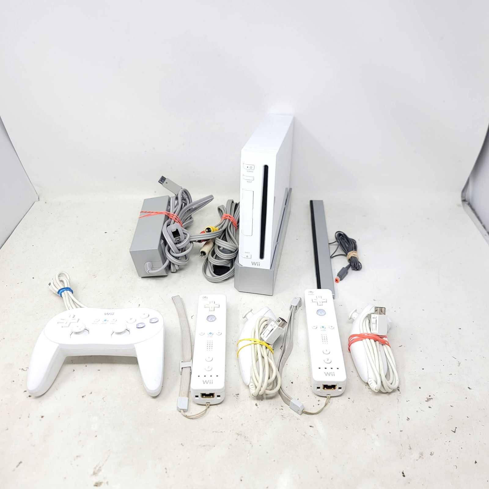 Nintendo Wii 512GB Console White W/ Controllers, Pro Controller & Cords Tested