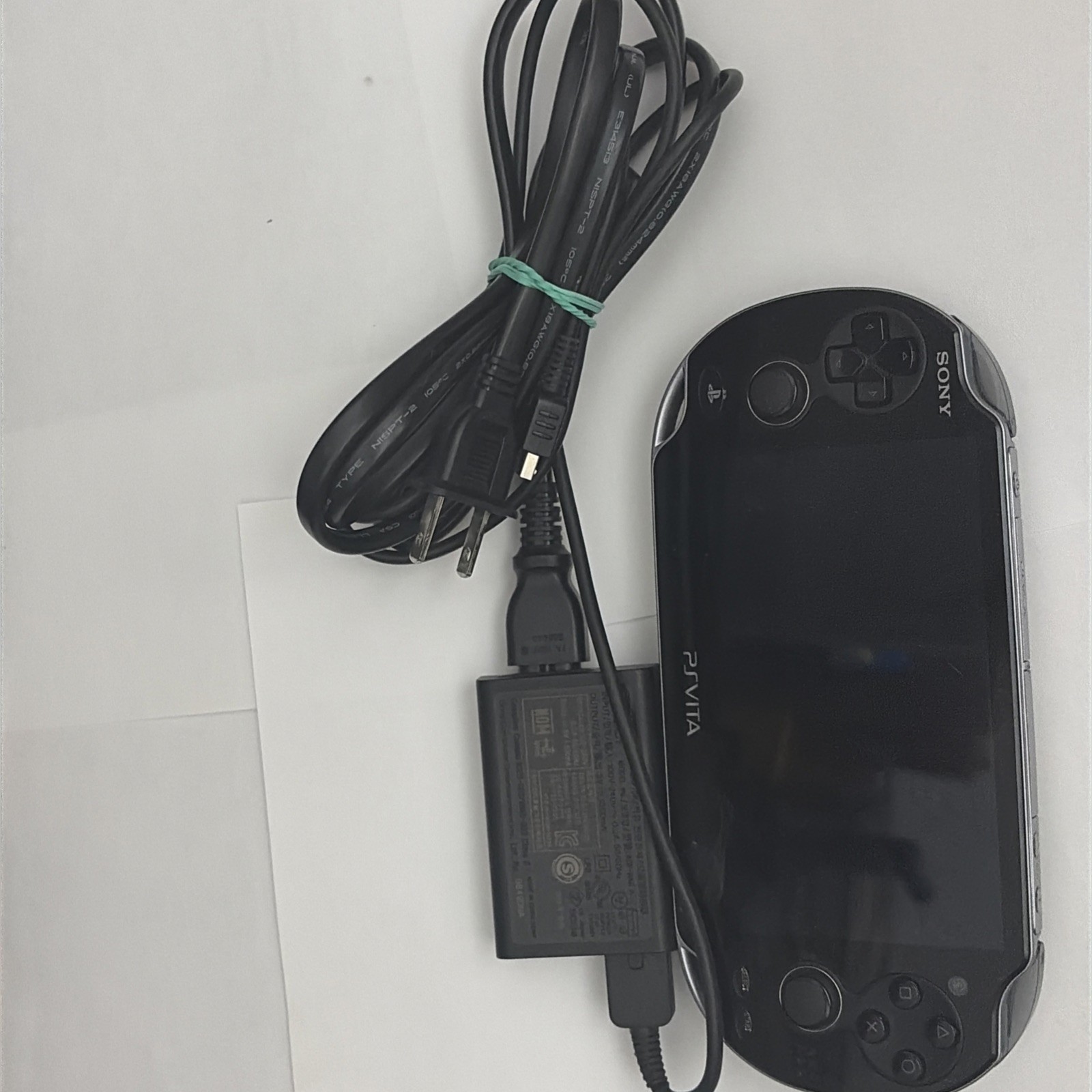 SONY PS VITA HANDHELD – PCH-1001