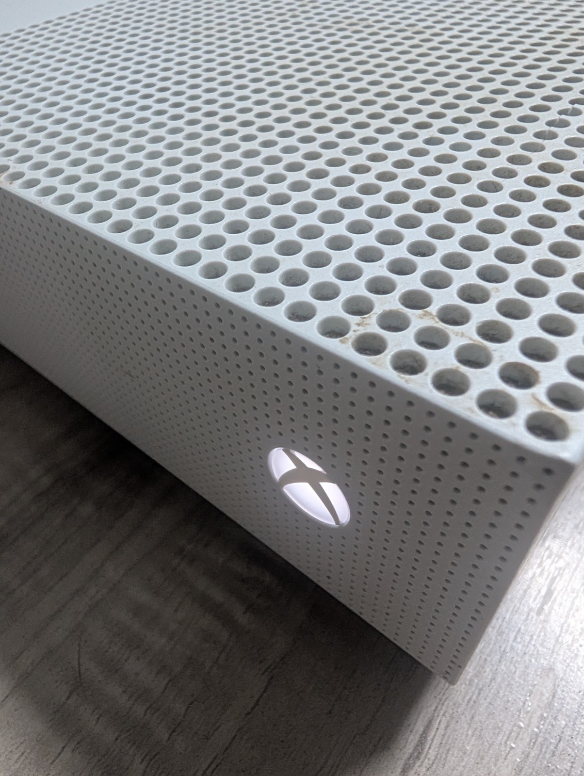 Microsoft 1 TB White XBOX One S, Model 1681 Gaming Console ( READ )