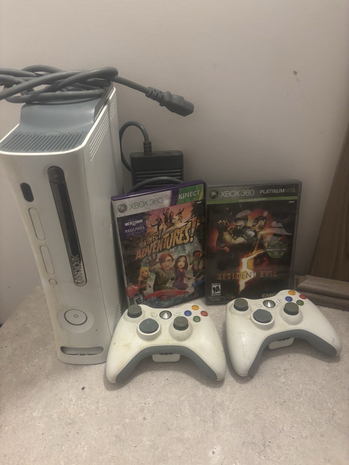 Microsoft Xbox 360 Console White Gray HDMI 2 Controllers resident evil