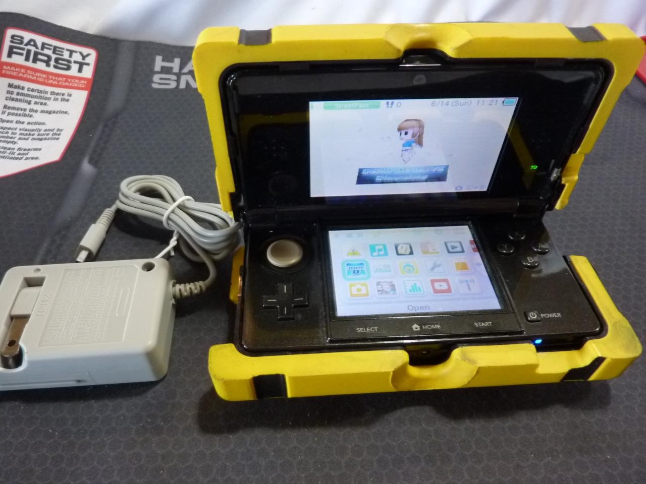 Nintendo 3DS 2GB Handheld System Black Used No Stylus w/ Aftermarket Charger +++