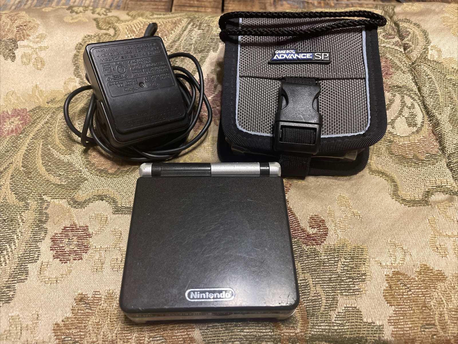 Nintendo GameBoy Advance SP Console Silver/black, Charger & Pouch AGS-001 Tested