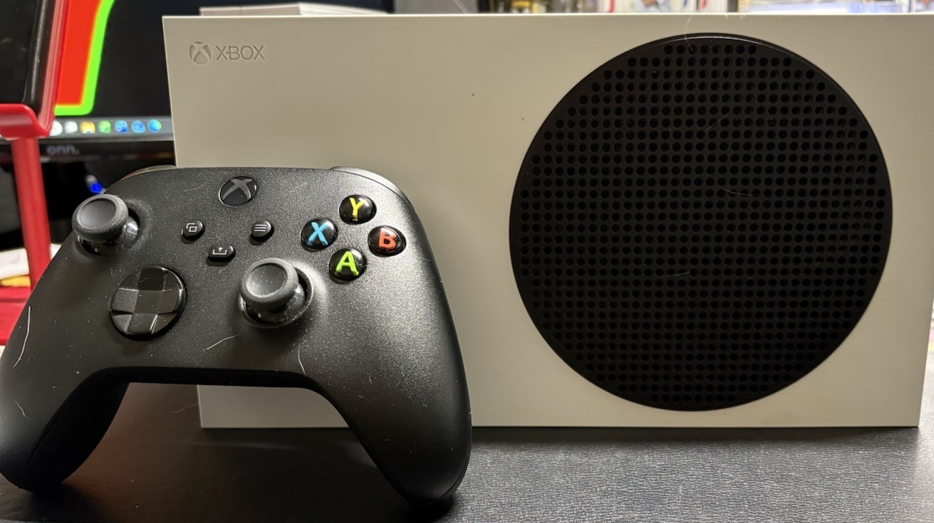 Microsoft Xbox Series S White 512GB| Comes with cords and Black Controller