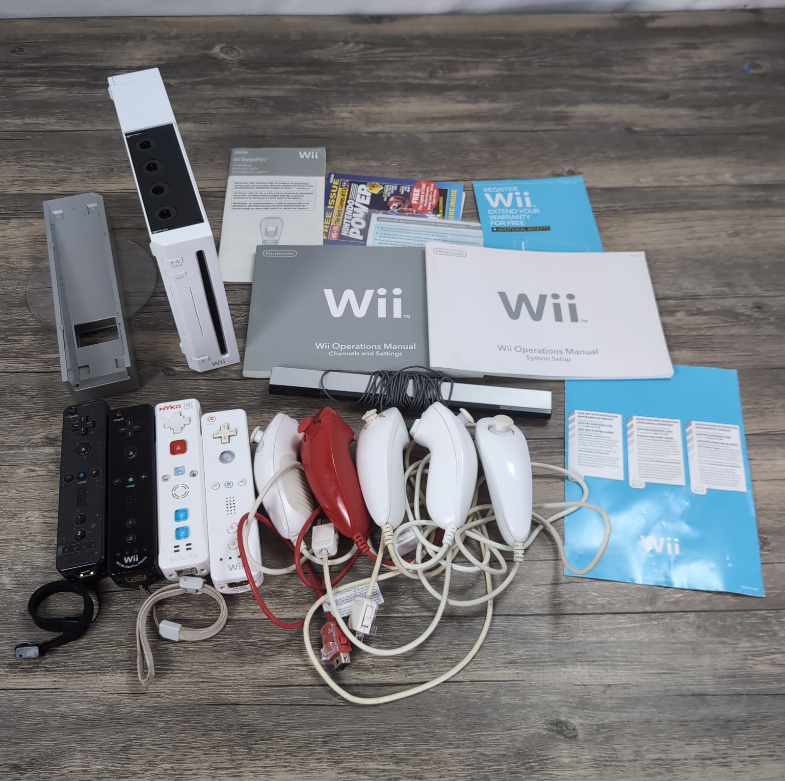 Nintendo Wii Console Bundle White RVL-001 USA Controllers And Manuals OEM Lot