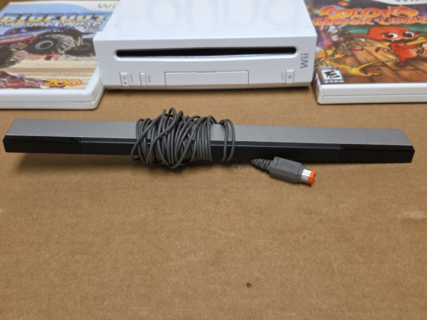 Nintendo Wii Console Bundle RVL-001 Tested Working 2 Remotes Cords 2 Games *PICS