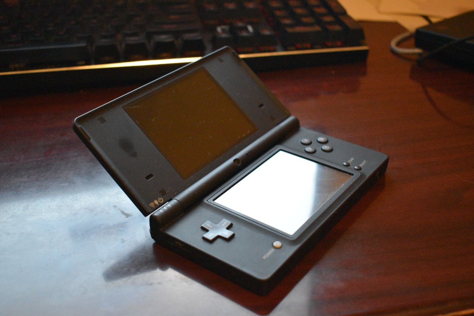 Nintendo DSi(NTSC-J) – Black, GREAT condition, no stylus, no charger