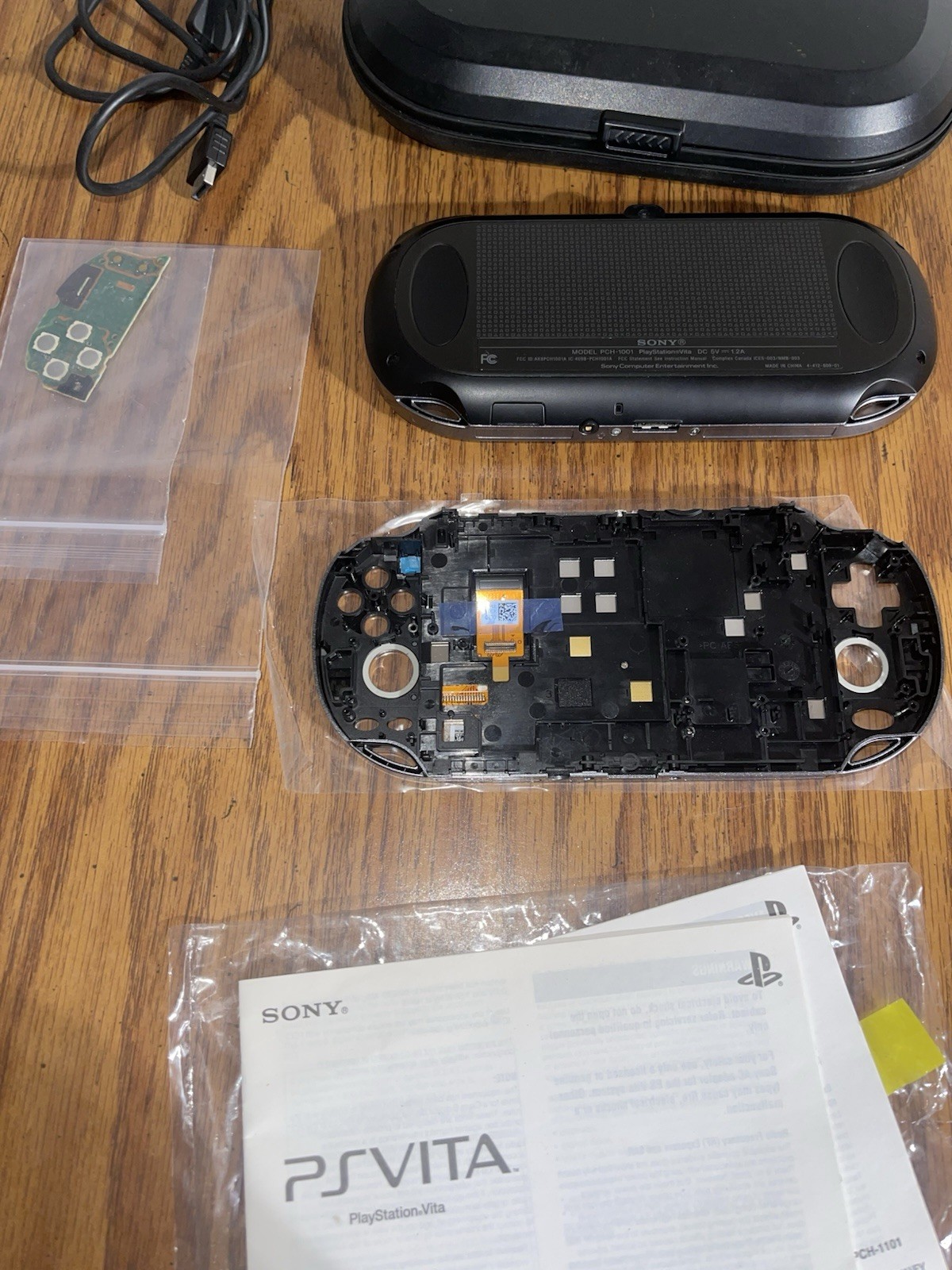 PS Vita PCH-1001 Bundle Console – Charger, RARE Vault Case & 32 Gig Card, 1 Game