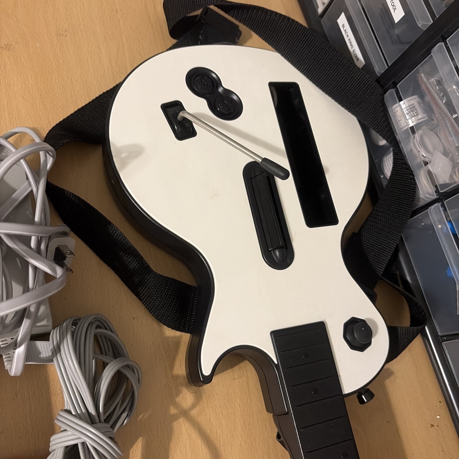 White Nintendo Wii – RVL-001(NTSC) Bundle Guiter Hero and Games