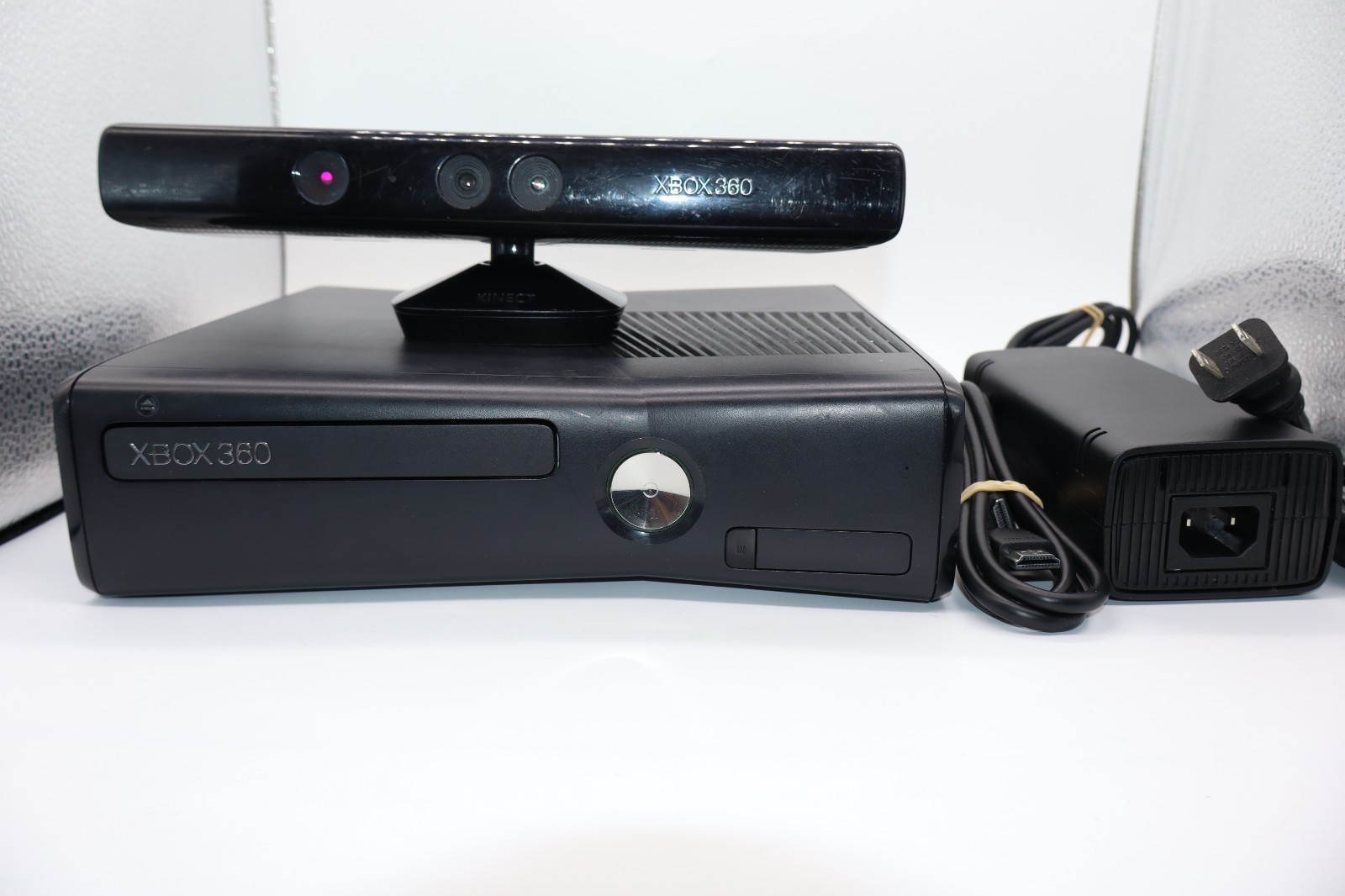 Microsoft Xbox 360 S ( 320GB) Console with Kinect, Cables, and Controller
