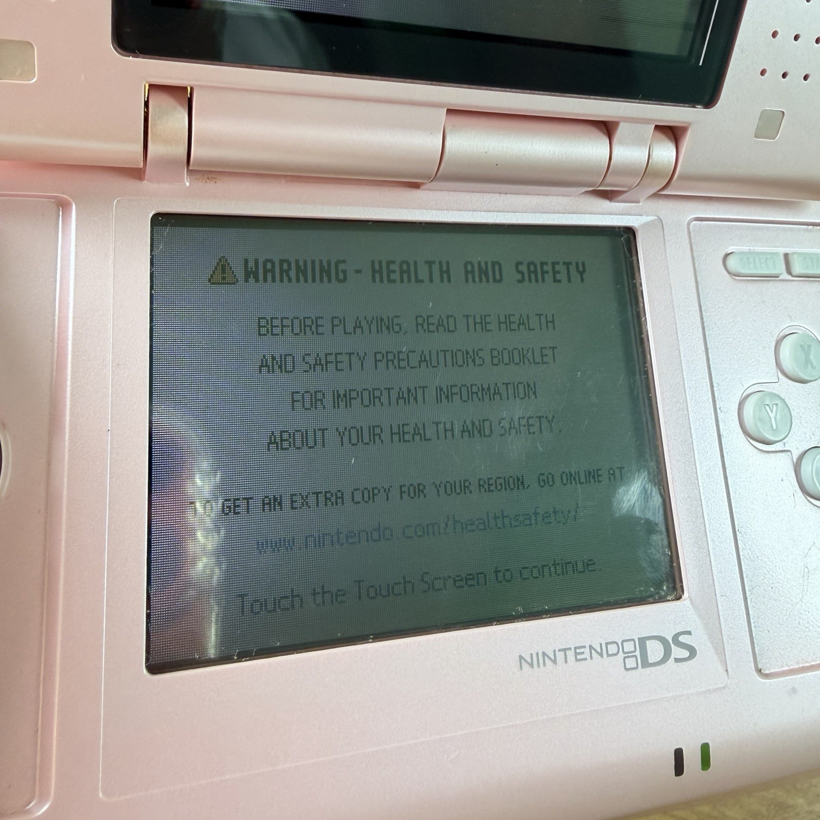 White Nintendo DS NTR-001 with Stylus + NEW Battery / Charger – Works, READ DESC