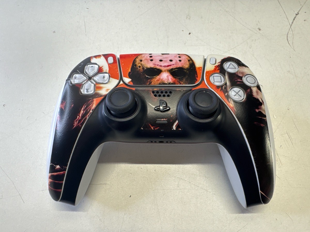 PS5 DISC WITH HORROR SKIN, CONTROLLER AND POWER (P05025464)