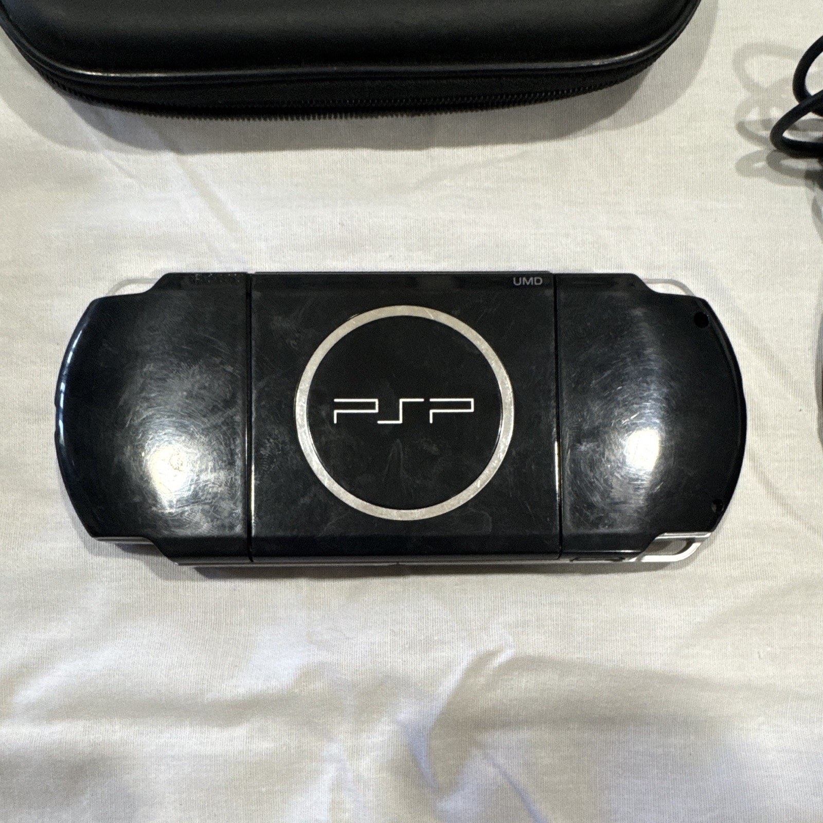 Sony PSP-1001 Black Handheld Console w/ Case, Charger & Game 6 UMD Bundle