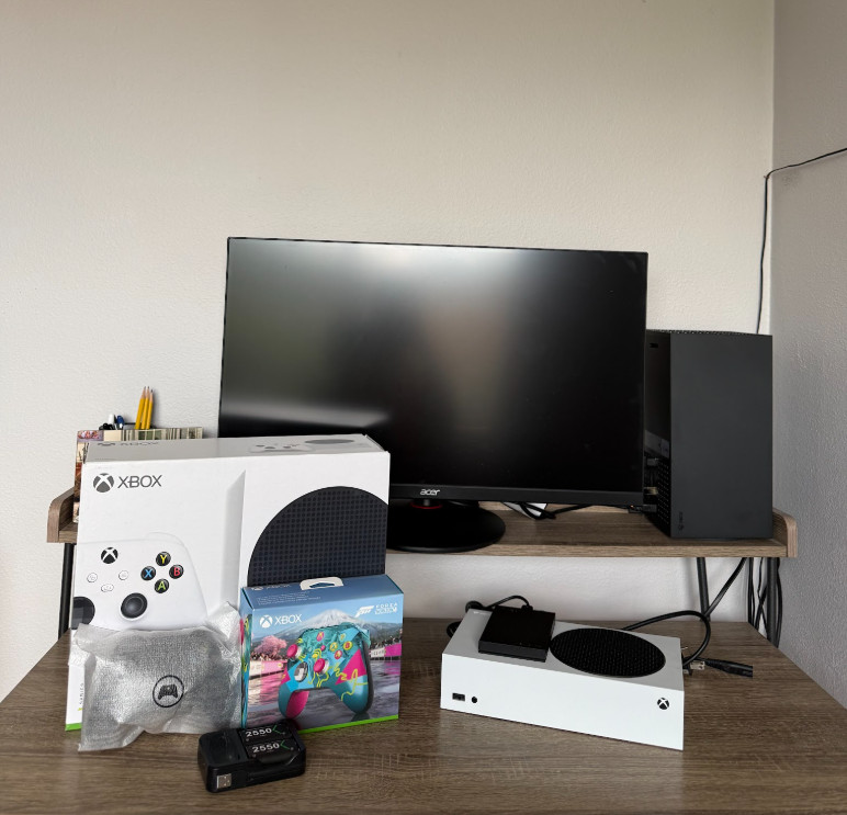 Xbox Series S 512GB Bundle + 2TB Seagate Storange + 2 NEW Controllers + Extras