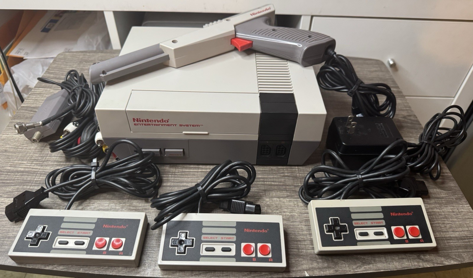 Nintendo NES Console with Extra Controller Grey Zapper and Game Tested Working