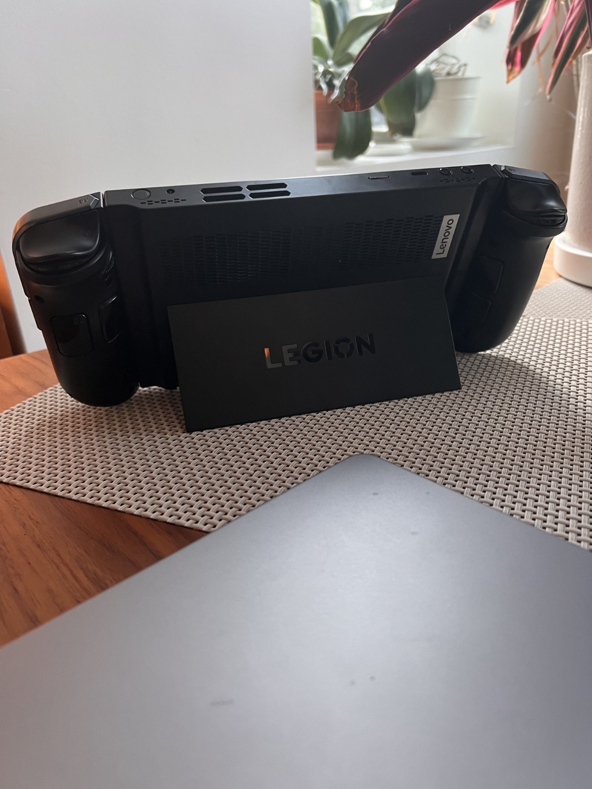Legion Go Z1e 16GB 512GB w/ Controller Battery, 256 GB Class 3 microsd and stand