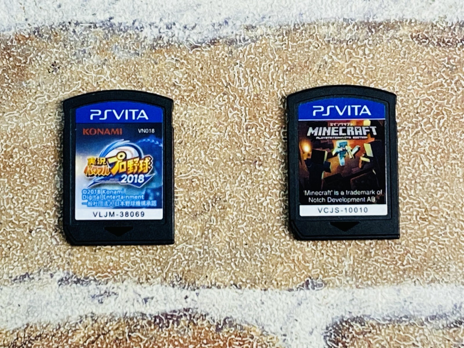 PS Vita Glacier White PCH-2000 SONY PlayStation Japan 8GB Charger 2 Games DDP