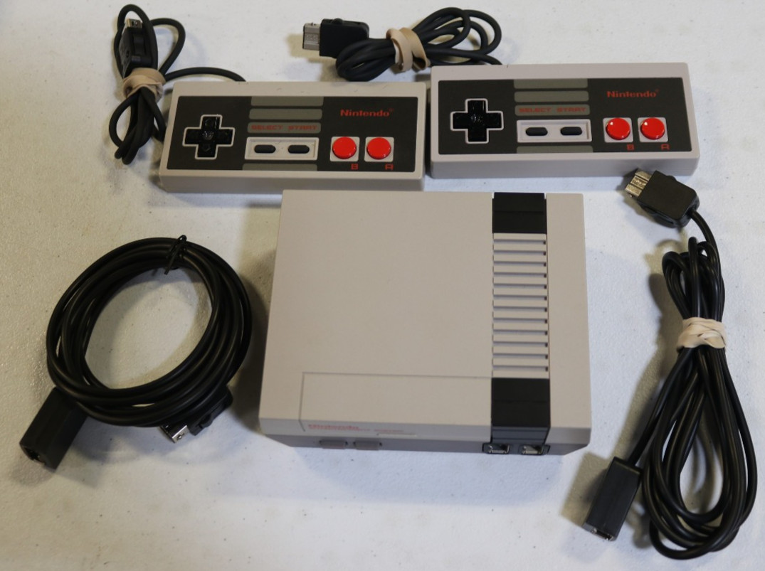 Nintendo NES Classic Mini Console w/Case 2 Controllers Cords TESTED (61301)